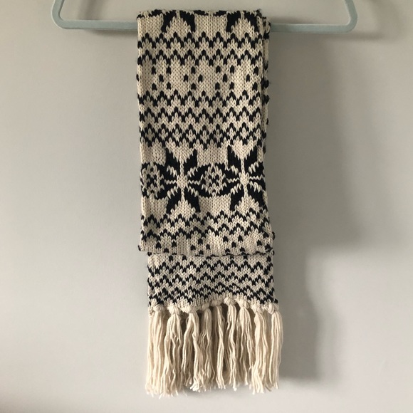 Forever 21 Fair Isle Pattern Knit Scarf - Picture 4 of 8